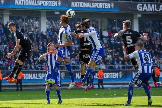 IFK Göteborgs Thomas Rogne och Mattias Bjärsmyr nickar