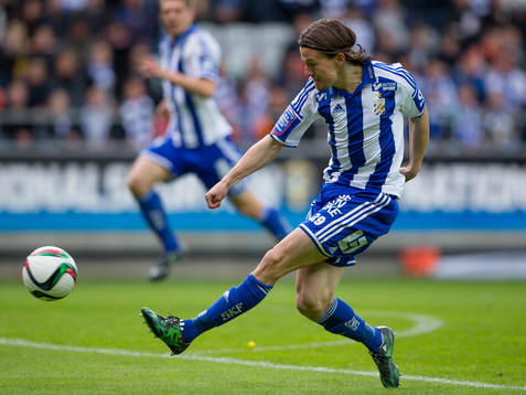 IFK Göteborgs Lasse Vibe skjuter ett skott