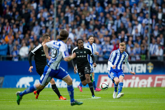 IFK Göteborgs Sebastian Eriksson slår ett pass mot Lasse