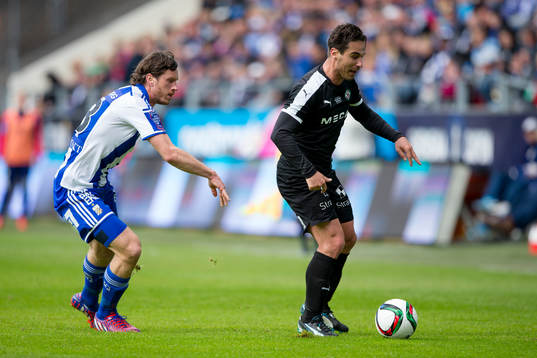 IFK Göteborgs Gustav Svensson jagar Örebros Nordin Gerzic