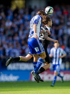 IFK Göteborgs Tom Pettersson vinner en nickduell mot