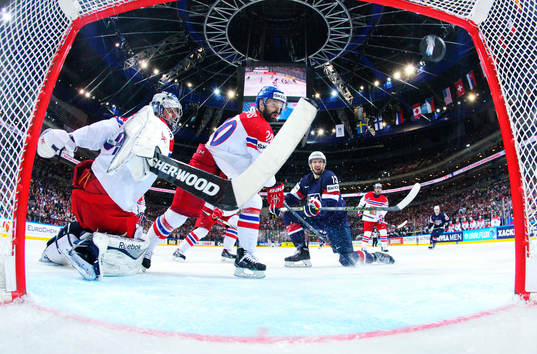 s Nick Bonino (t h) skjuter in 1-0 bakom Tjeckiens målvakt