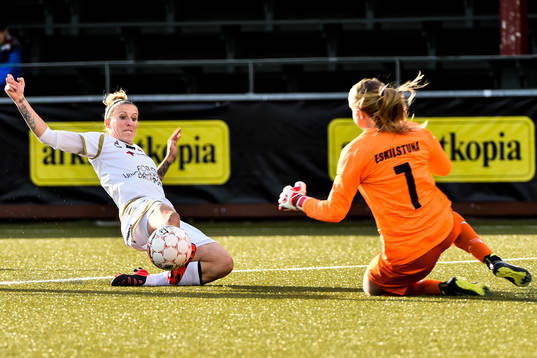 Rosengårds Anja Mittag oroar framför Eskilstunas målvakt