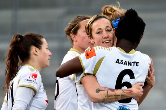 Rosengårds Therese Sjögran kramas om av Anita Asante