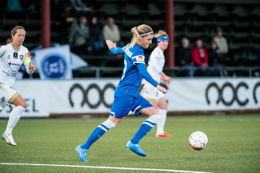 Eskilstunas Olivia Schough med bollen