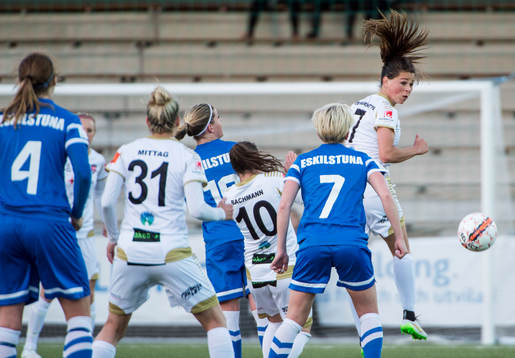 Rosengårds Sara Björk Gunnarsdottir nickar bollen