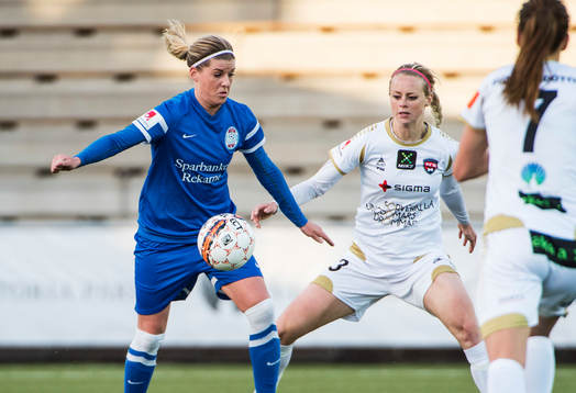 Eskilstunas Olivia Schough med bollen mot Rosengårds