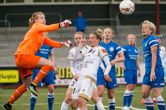 Eskilstunas målvakt Emelie Lundberg  boxar ut bollen mitt