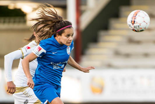 Eskilstunas Malin Diaz Pettersson nickar bollen