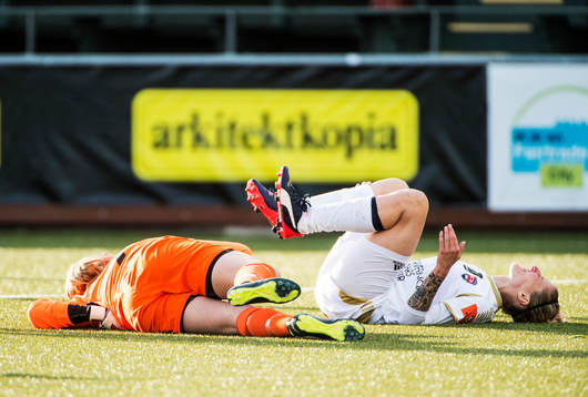Eskilstunas målvakt Emelie Lundberg  och Rosengårds Anja