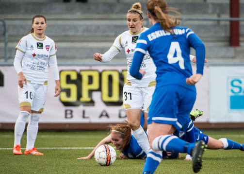 Rosengårds Anja Mittag gör assisterar vid Rosengårds 2-1