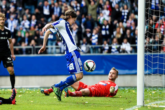 IFK Göteborgs Lasse Vibe gör 1-1 bakom Örebros målvakt
