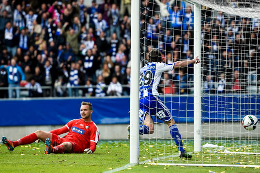 IFK Göteborgs Lasse Vibe gör 1-1 bakom Örebros målvakt
