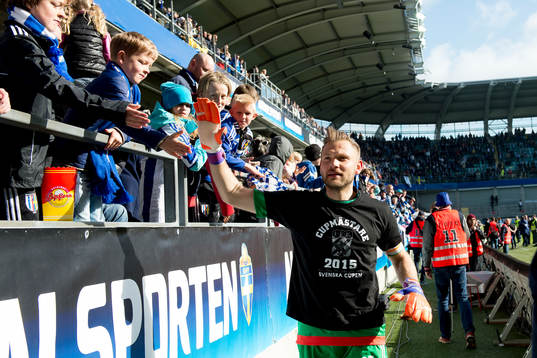 IFK Göteborgs målvakt John Alvbåge tackar publiken