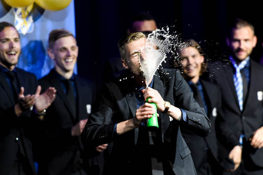 IFK Göteborgs Sebastian Eriksson firar med att spruta en