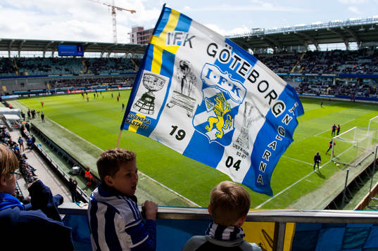 En ung IFK Göteborgssupporter med flagga