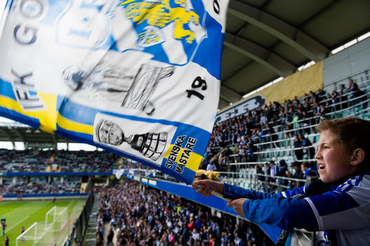 En ung IFK Göteborgssupporter med flagga