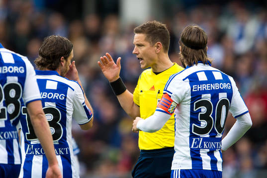 Domare Martin Strömbergsson diskuterar med IFK Göteborgs