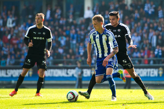 IFK Göteborgs Sören Rieks går förbi Örebros Ahmed Yasin