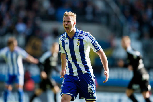 IFK Göteborgs Gustav Engvall skäller på domaren