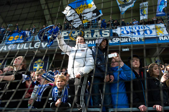 Supportrar tackar laget