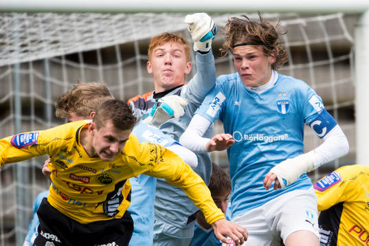 Malmö FFs målvakt Tobias Kristensson boxar undan bollen