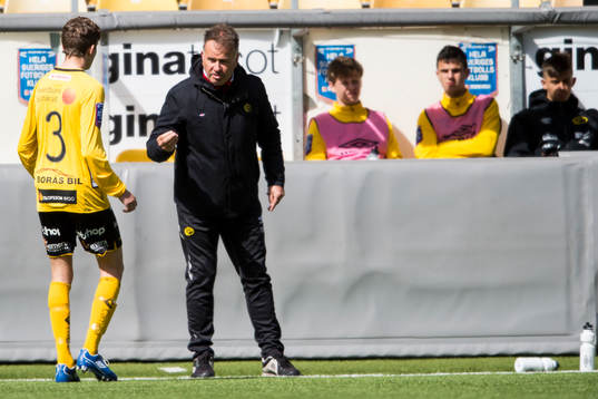 Elfsborgs tränare Tony Lundqvist instruerar Mattias