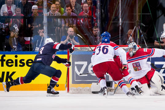 s Nick Bonino skjuter in 1-0 bakom Tjeckiens målvakt