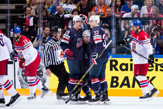 s Brock Nelson, Nick Bonino och Charlie Coyle jublar