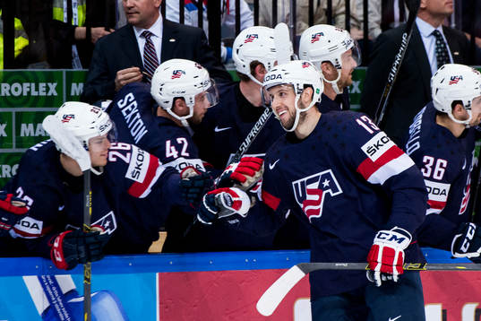 s Nick Bonino jublar med båset