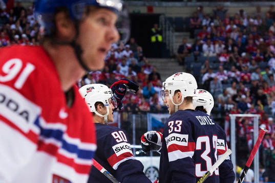 s Anders Lee, Charlie Coyle och Justin Faulk jublar