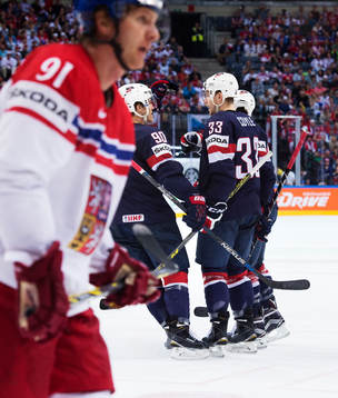 s Anders Lee, Charlie Coyle och Justin Faulk jublar