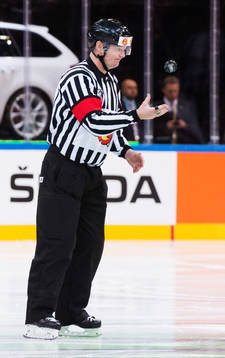 Domare Marcus Vinnerborg med matchpucken