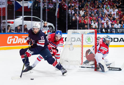 s Nick Bonino kontrollerar pucken framför Tjeckiens Petr