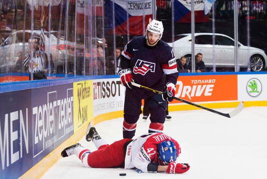 s Nick Bonino ser ner på Tjeckiens Petr Koukal