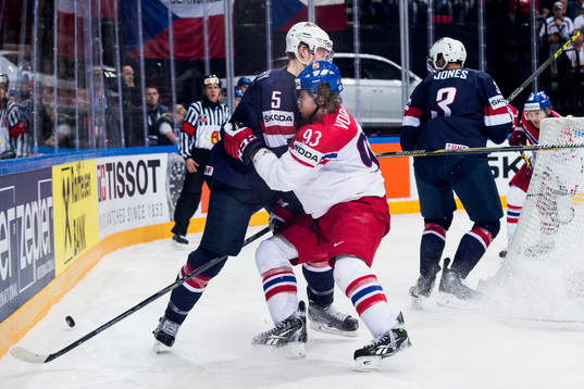 s Connor Murphy tacklar Tjeckiens Jakub Voracek