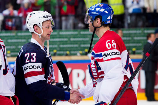 s Matt Hendricks och Tjeckiens Jaromir Jagr tar i hand