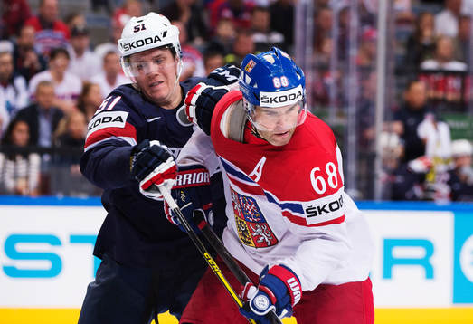 s Jake Gardiner håller i Tjeckiens Jaromir Jagr