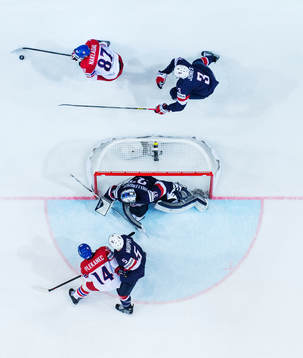 s Connor Murphy, målvakt Connor Hellebuyck och Seth Jones