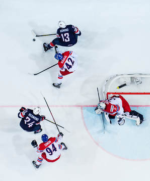 s Zach Redmond och Nick Bonino utmanar Tjeckiens Dominik