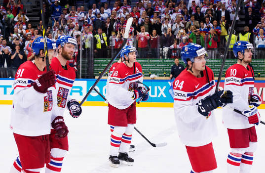 Tjeckiens Jaromir Jagr lämnar isen med sina lagkamrater