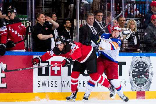 Kanadas Aaron Ekblad blir tacklad av Rysslands Vladimir