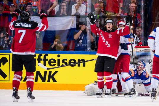 Kanadas Sean Couturier och Cody Eakin jublar