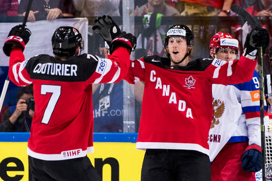 Kanadas Sean Couturier och Cody Eakin jublar