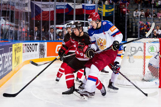 Kanadas Sidney Crosby tacklas av Rysslands Yevgeni Malkin