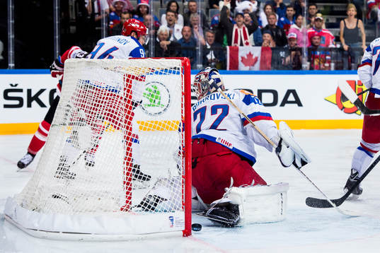 Rysslands målvakt Sergei Bobrovski släpper in 2-0 från