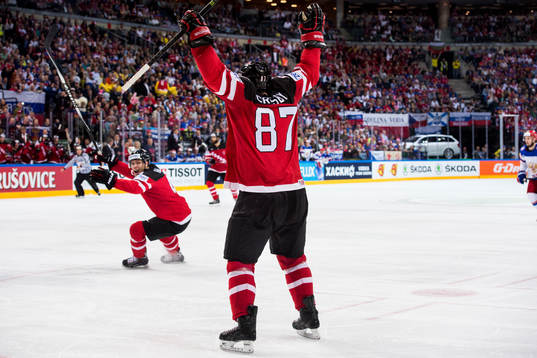 Kanadas Taylor Hall och Sidney Crosby jublar