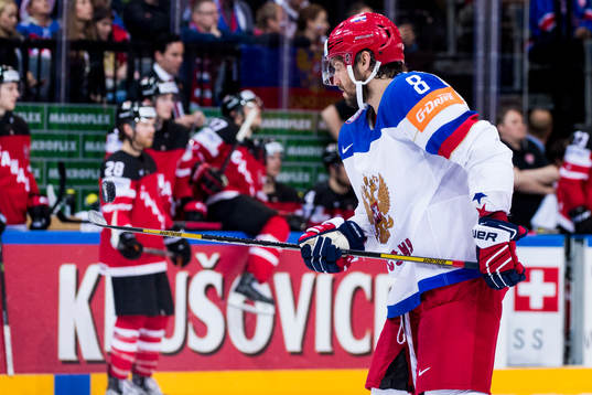 Rysslands Alexander Ovechkin trixar med pucken