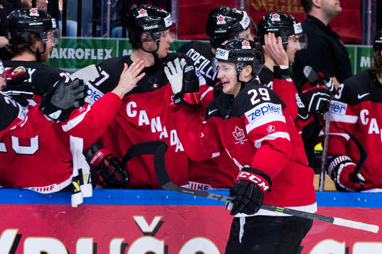 Kanadas Nathan MacKinnon jublar