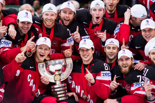 Kanadas spelare med Sidney Crosby (m) jublar med VM-pokalen